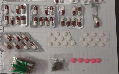 BPOL NRW: Drogen im Weihnachtsbaum - Bundespolizei nimmt 28-Jährigen fest - Foto: presseportal.de