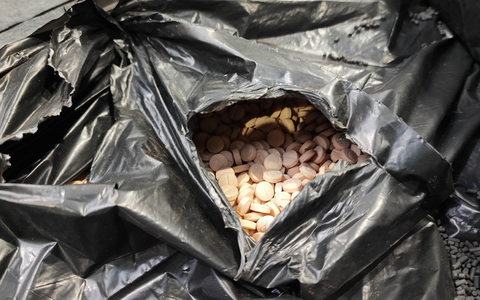 Das Zollfahndungsamt Essen hat 2023 eine Rekordmenge der verbotenen Droge Captagon sichergestellt. Vor dem Landgericht Aachen beginnt der Prozess gegen vier mutmaßliche Mitglieder einer Drogenhändlerbande. (Foto Handout)  - Foto: Zollfahndung Essen/dpa