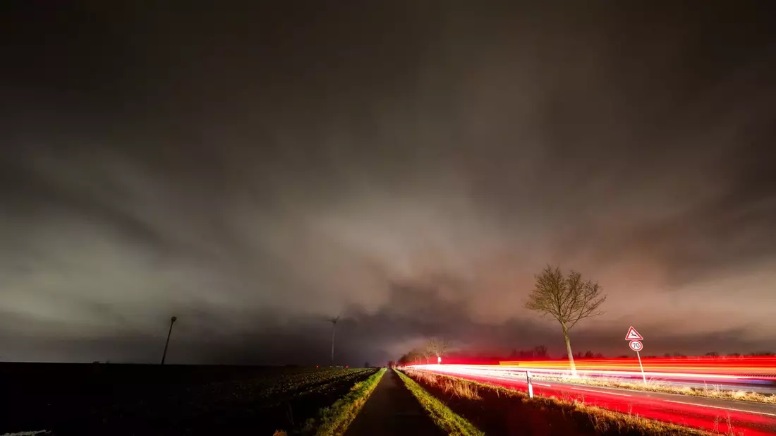 Dunkle Wolken ziehen über die Region Hannover hinweg. - Bild: Julian Stratenschulte/dpa
