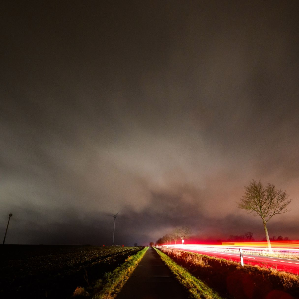Dunkle Wolken ziehen über die Region Hannover hinweg. - Foto: Julian Stratenschulte/dpa