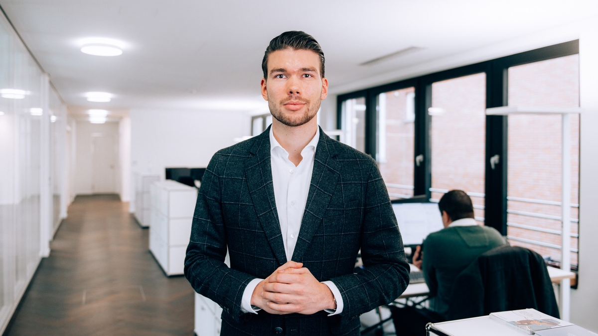 Warum das klassische Weihnachtsgeld alleine nicht ausreicht: Experte teilt innovative Ansätze für eine langfristige Mitarbeiterbindung - Foto: presseportal.de