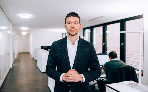 Warum das klassische Weihnachtsgeld alleine nicht ausreicht: Experte teilt innovative Ansätze für eine langfristige Mitarbeiterbindung - Foto: presseportal.de Warum das klassische Weihnachtsgeld alleine nicht ausreicht: Experte teilt innovative Ansätze für eine langfristige Mitarbeiterbindung - Foto: presseportal.de