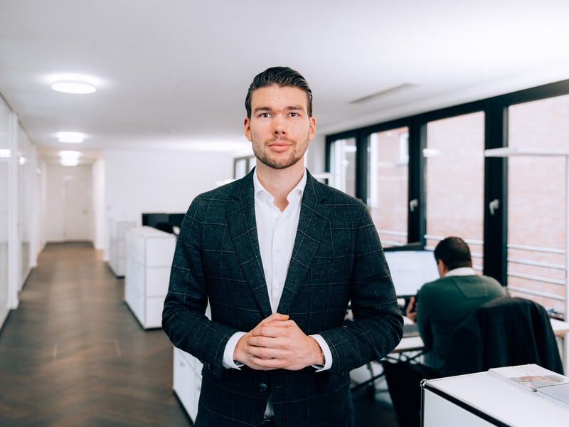 Warum das klassische Weihnachtsgeld alleine nicht ausreicht: Experte teilt innovative Ansätze für eine langfristige Mitarbeiterbindung - Foto: presseportal.de