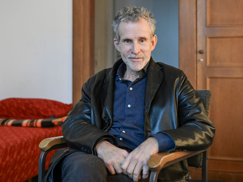 Der Schauspieler Ulrich Matthes erzählt von Weihnachten in seiner Kindheit. - Foto: Jens Kalaene/dpa