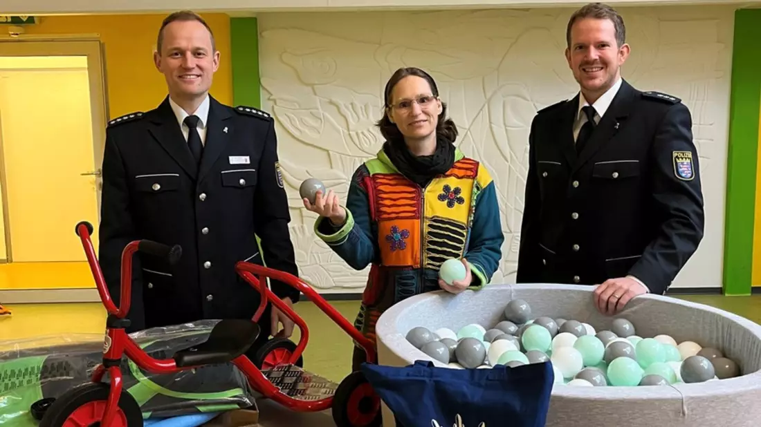 POL-OF: Polizeipräsidium Südosthessen spendet Spielgeräte an das Kinderhaus Jona - Bild: presseportal.de