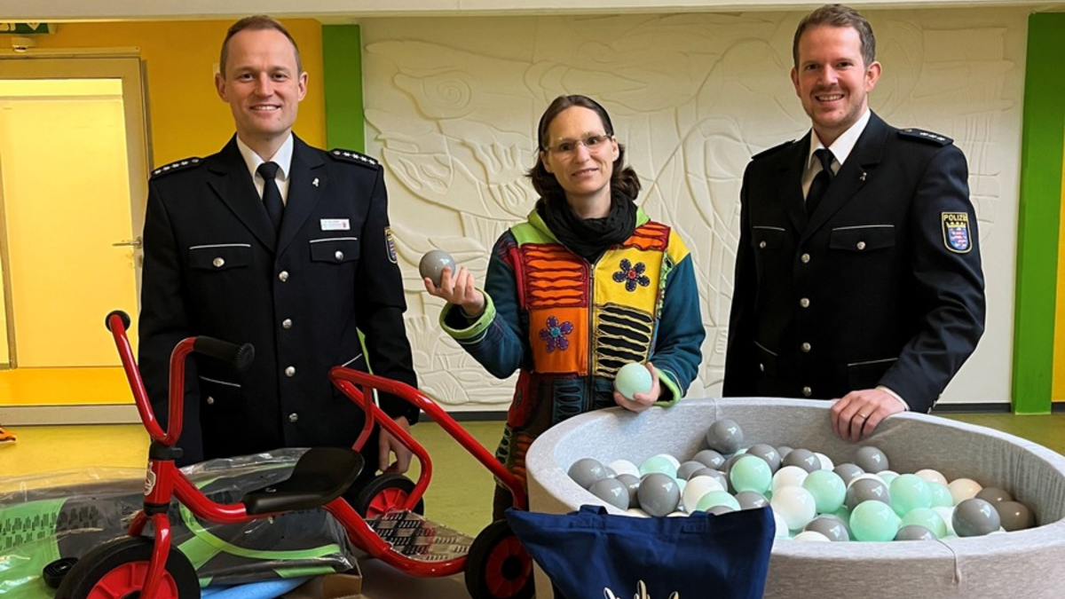 POL-OF: Polizeipräsidium Südosthessen spendet Spielgeräte an das Kinderhaus 