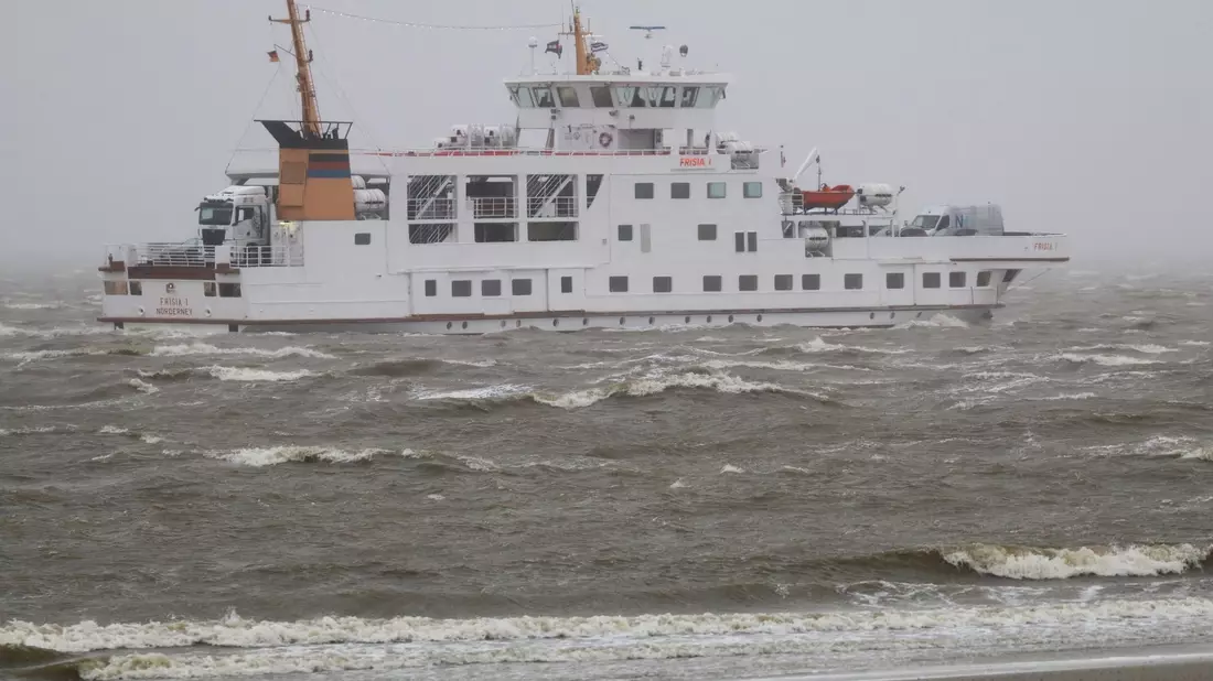 Eine Fähre fährt am Morgen an der Insel Norderney vorbei. - Bild: Volker Bartels/dpa