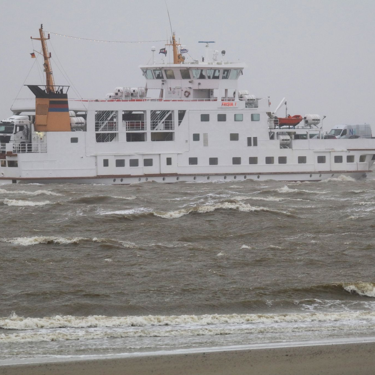 Eine Fähre fährt am Morgen an der Insel Norderney vorbei. - Foto: Volker Bartels/dpa