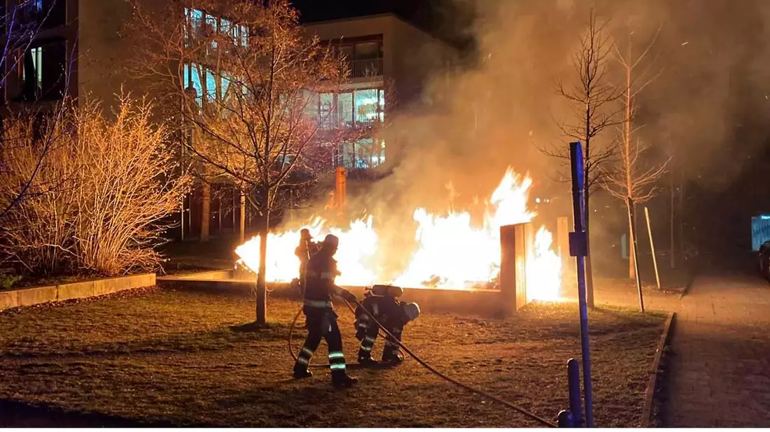 FW-M: Mehrere Müllcontainer in Flammen (Hadern) - Bild: presseportal.de