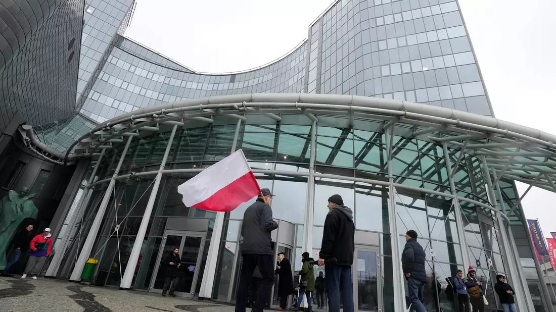 PiS-Anhänger treffen am Hauptsitz des staatlichen polnischen Fernsehsenders TVP ein, um gegen die Maßnahmen der neuen EU-freundlichen Regierung zu protestieren. - Bild: Czarek Sokolowski/AP/dpa