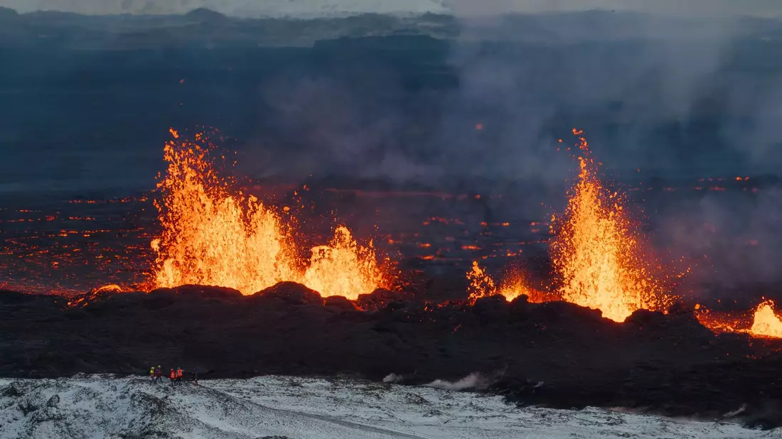 Glutrote Lava bahnt sich den Weg auf der isländischen Halbinsel Reykjanes. - Bild: Marco Di Marco/ap/AP