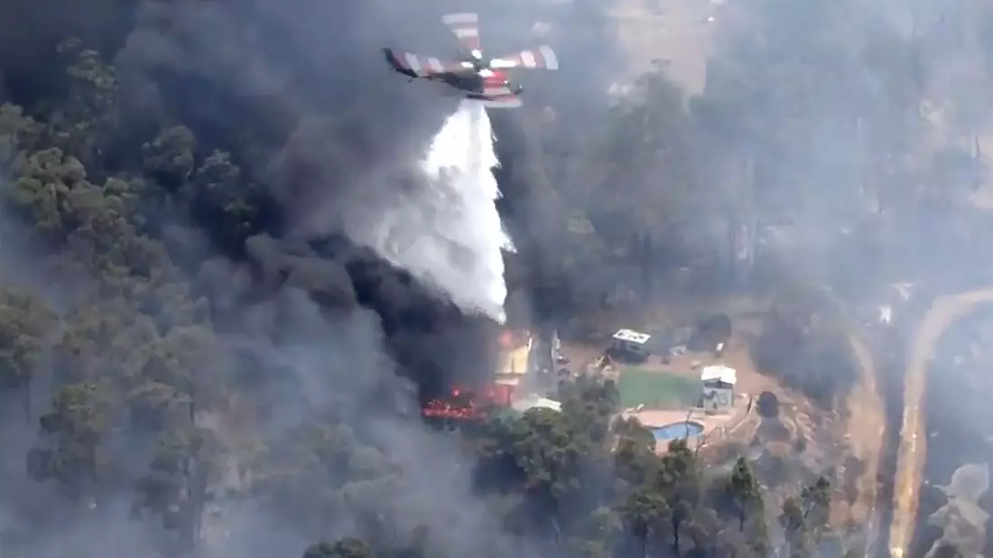 Nahe der australischen Millionenmetropole Perth kämpft die Feuerwehr gegen einen gefährlichen Buschbrand an. - Bild: Uncredited/Australian Broadcasting Corp/Channel 7/Channel 9/AP/dpa