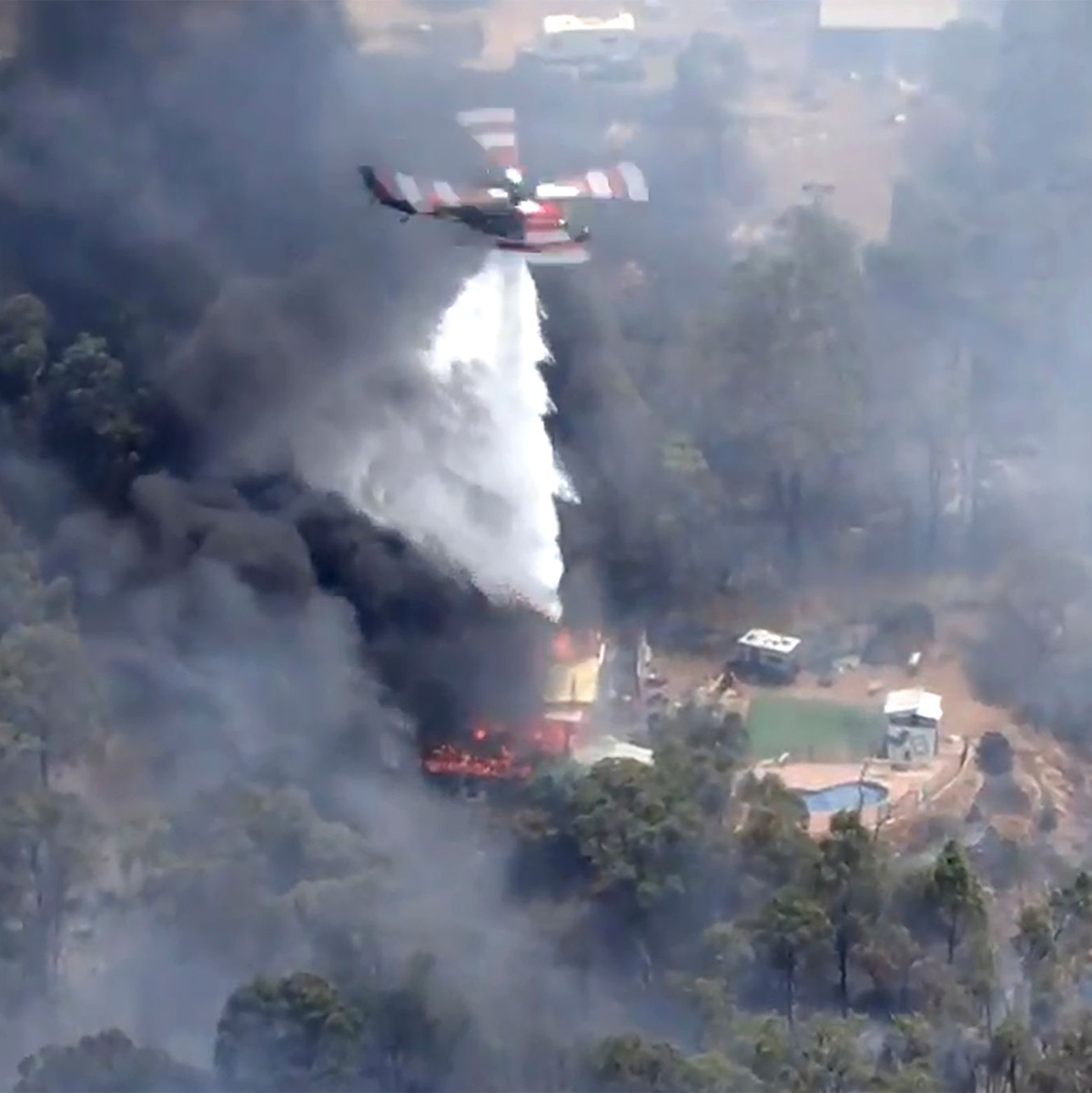 Nahe der australischen Millionenmetropole Perth kämpft die Feuerwehr gegen einen gefährlichen Buschbrand an. - Foto: Uncredited/Australian Broadcasting Corp/Channel 7/Channel 9/AP/dpa