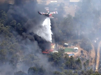 Nahe der australischen Millionenmetropole Perth kämpft die Feuerwehr gegen einen gefährlichen Buschbrand an. - Foto: Uncredited/Australian Broadcasting Corp/Channel 7/Channel 9/AP/dpa
