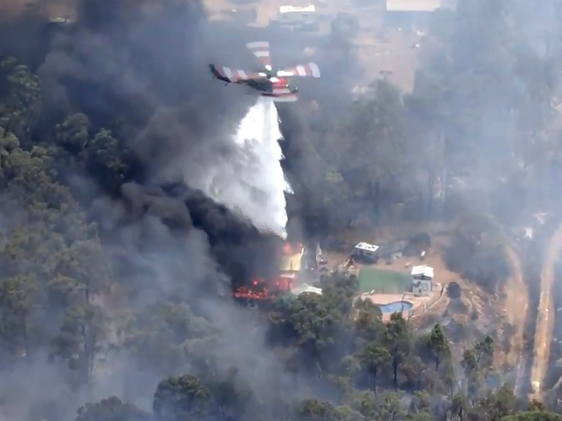 Nahe der australischen Millionenmetropole Perth kämpft die Feuerwehr gegen einen gefährlichen Buschbrand an. - Foto: Uncredited/Australian Broadcasting Corp/Channel 7/Channel 9/AP/dpa