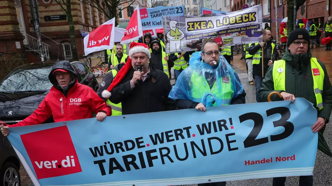 Seit Monaten kommt es im Einzelhandel immer wieder zu Warnstreiks. - Bild: Christian Charisius/dpa