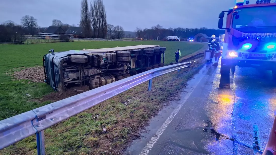 Feuerwehr Kalkar: LKW mit Rüben kippt um - Bild: presseportal.de