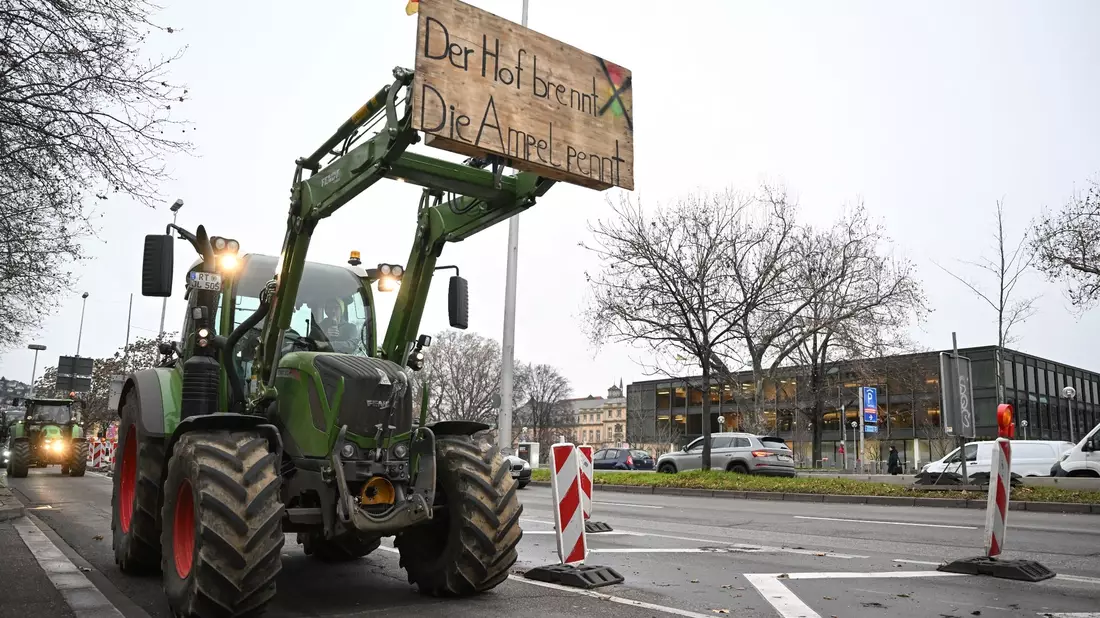 Landwirte demonstrieren vor dem baden-württembergischen Landtag in Stuttgart gegen die Agrarpolitik der Bundesregierung. - Bild: Bernd Weißbrod/dpa