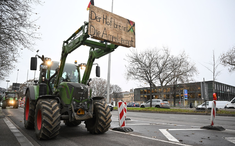 Landwirte demonstrieren vor dem baden-württembergischen Landtag in Stuttgart gegen die Agrarpolitik der Bundesregierung. - Foto: Bernd Weißbrod/dpa