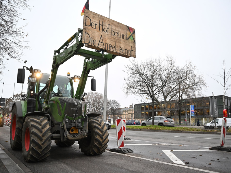 Landwirte demonstrieren vor dem baden-württembergischen Landtag in Stuttgart gegen die Agrarpolitik der Bundesregierung. - Foto: Bernd Weißbrod/dpa
