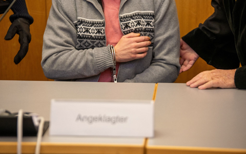 Mit Handschellen gefesselt sitzt der Angeklagte im Ulmer Landgericht. - Foto: Stefan Puchner/dpa