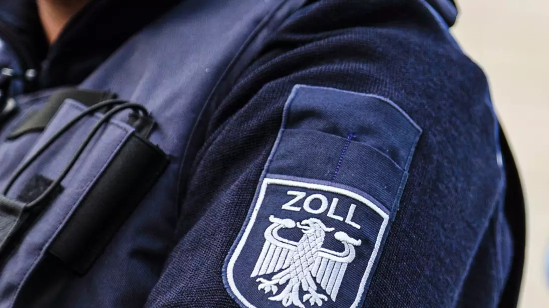 HZA-OL: ZOLL: NS-Uniformteile beschlagnahmt - Bild: presseportal.de