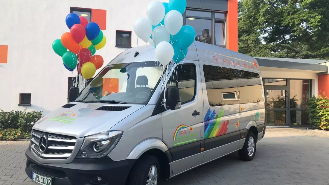 POL-D: ++Polizei bittet um Mithilfe++ Unbekannte entwendeten Krankentransportfahrzeug des Kinder- und Jugendhospizes Düsseldorf - Polizei fahndet mit Lichtbildern des gestohlenen Fahrzeuges - Bild: presseportal.de