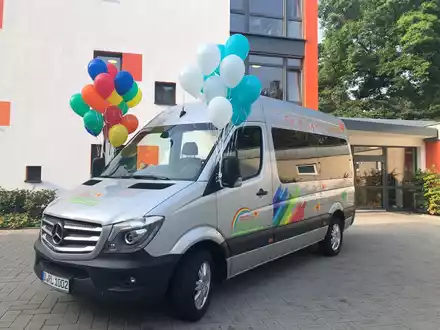POL-D: ++Polizei bittet um Mithilfe++ Unbekannte entwendeten Krankentransportfahrzeug des Kinder- und Jugendhospizes Düsseldorf - Polizei fahndet mit Lichtbildern des gestohlenen Fahrzeuges - Foto: presseportal.de