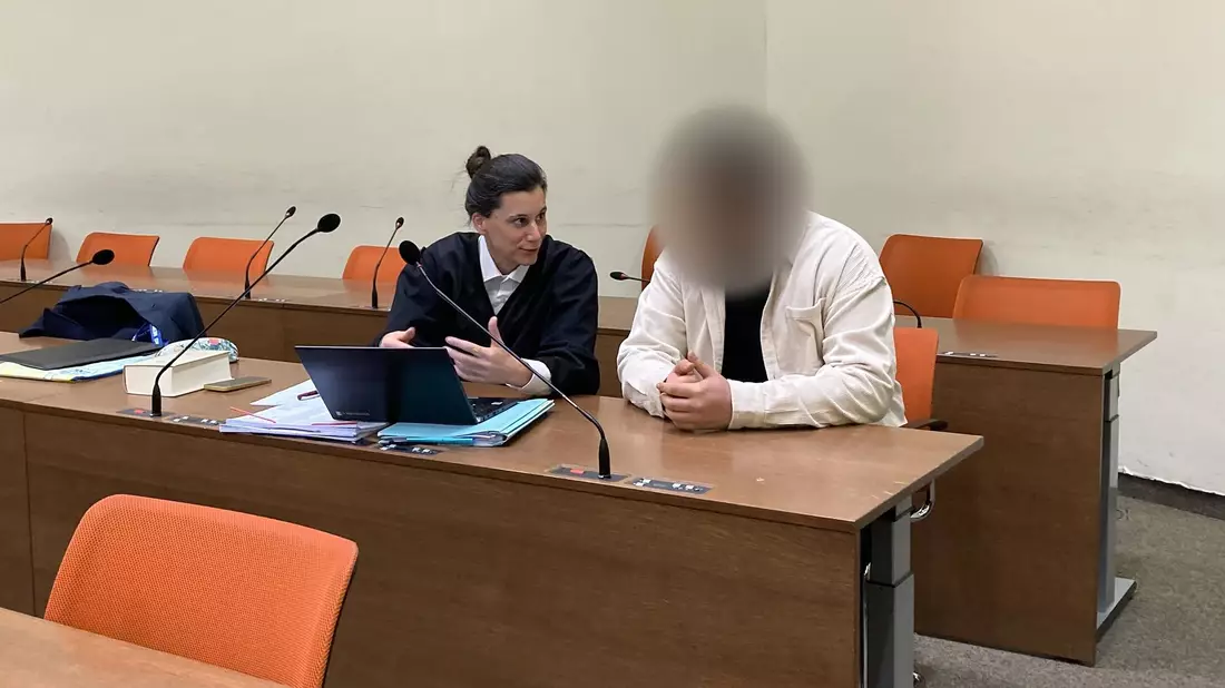 Der 22-Jährige sitzt mit seiner Anwältin auf der Anklagebank des Amtsgerichts München. - Bild: Elke Richter/dpa