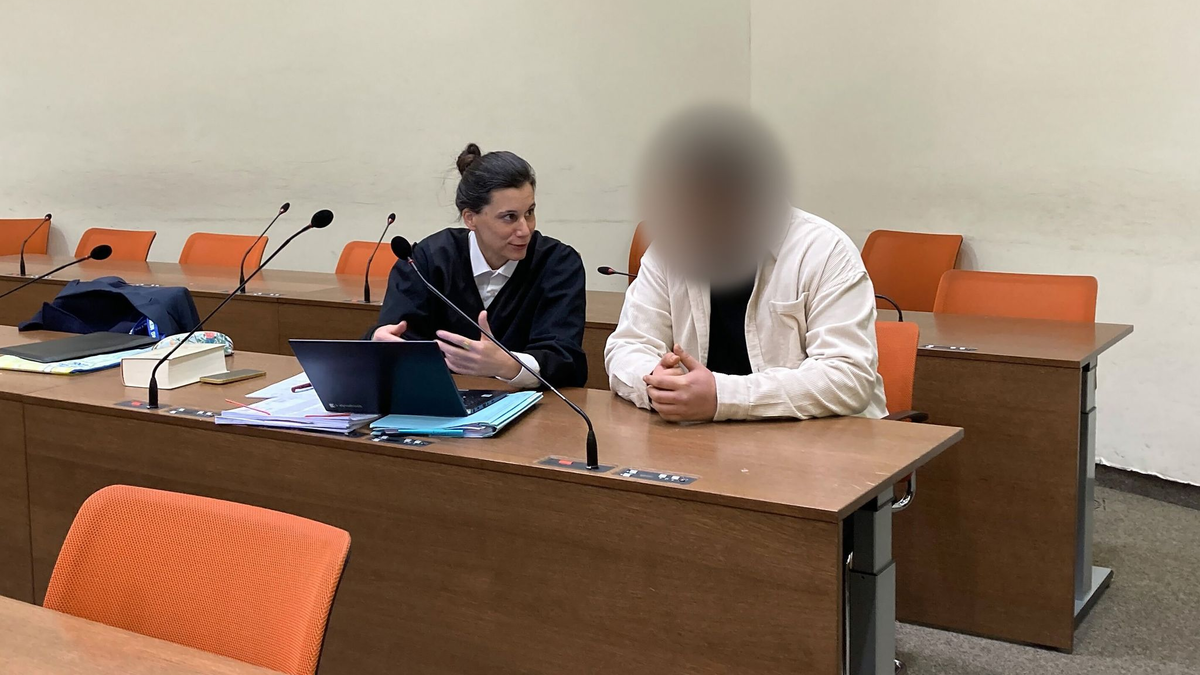 Der 22-Jährige sitzt mit seiner Anwältin auf der Anklagebank des Amtsgerichts München. - Foto: Elke Richter/dpa