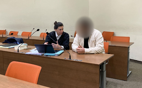 Der 22-Jährige sitzt mit seiner Anwältin auf der Anklagebank des Amtsgerichts München. - Foto: Elke Richter/dpa