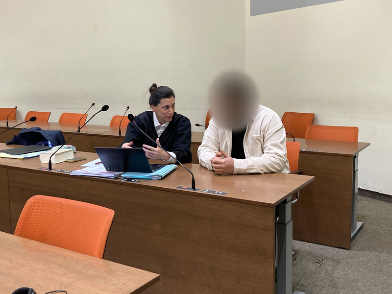 Der 22-Jährige sitzt mit seiner Anwältin auf der Anklagebank des Amtsgerichts München. - Foto: Elke Richter/dpa