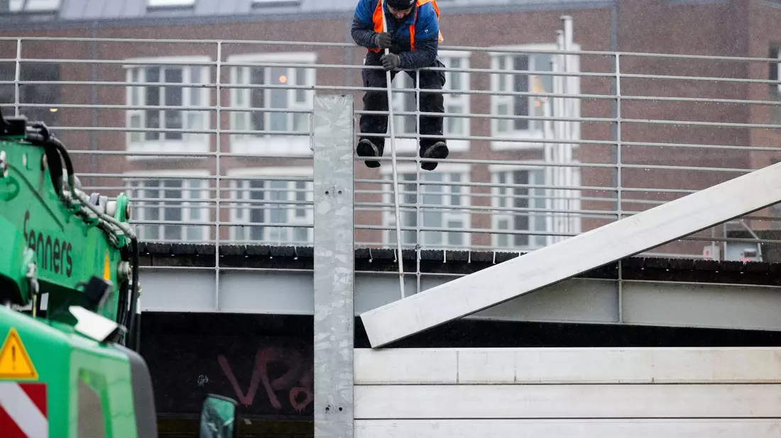 Mitarbeiter der Stadt schließen in Düsseldorf das Tor zum Alten Hafen. Über Weihnachten soll das Hochwasser mit steigendem Rheinpegel zurückkommen. - Bild: Rolf Vennenbernd/dpa