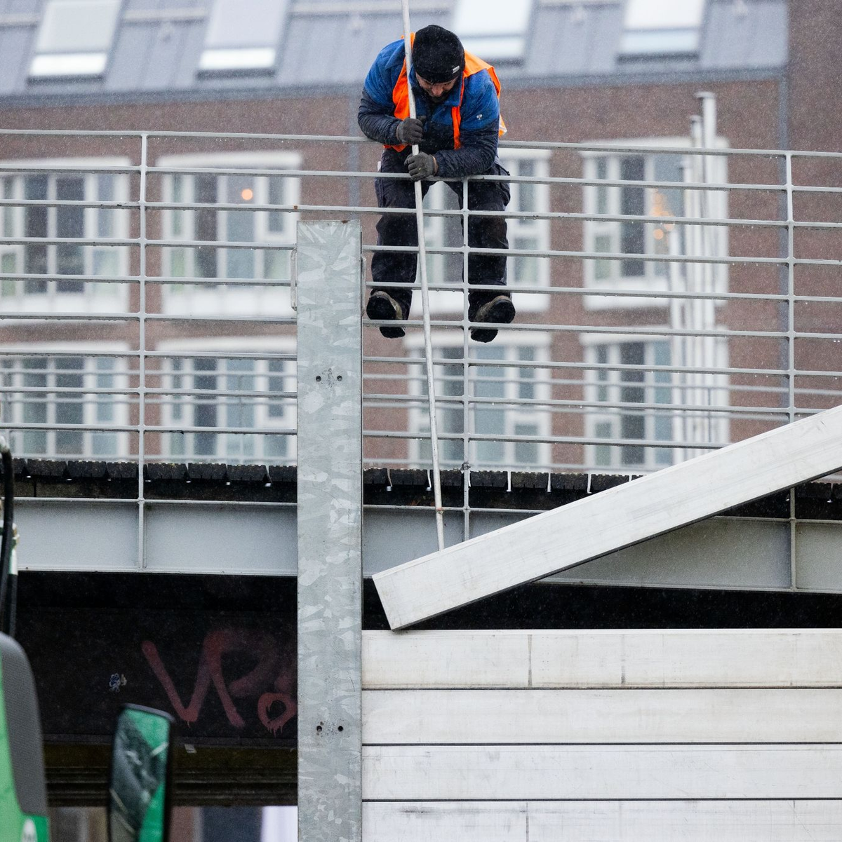 Mitarbeiter der Stadt schließen in Düsseldorf das Tor zum Alten Hafen. Über Weihnachten soll das Hochwasser mit steigendem Rheinpegel zurückkommen. - Foto: Rolf Vennenbernd/dpa
