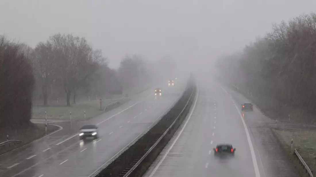 Schnee und Regen behindern den Verkehr auf der Autobahn A23 zwischen Elmshorn und Itzehoe. - Bild: Christian Charisius/dpa