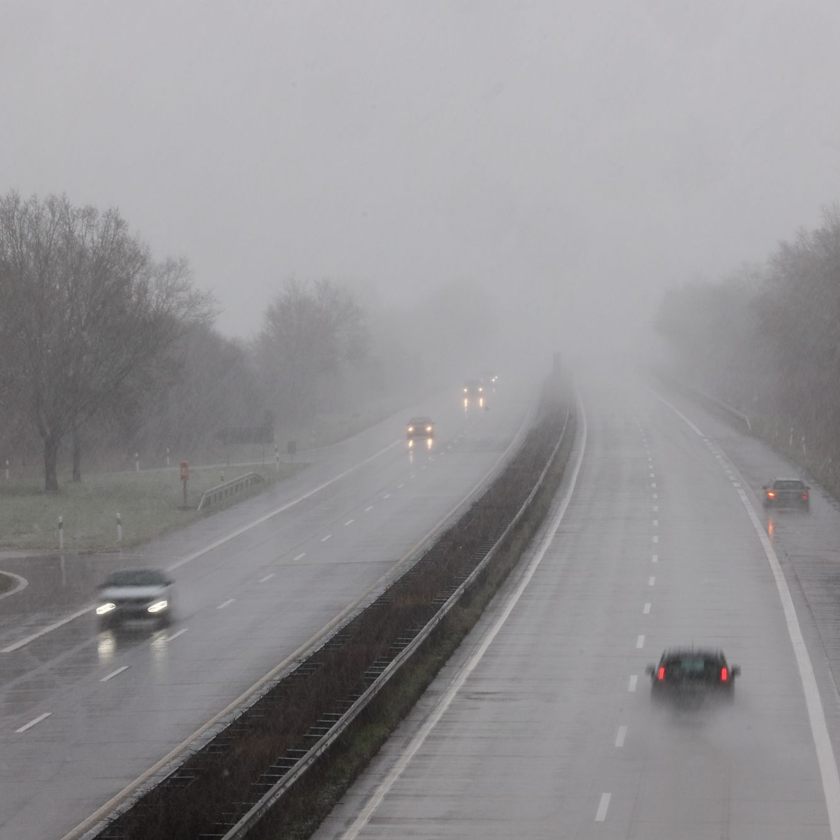 Schnee und Regen behindern den Verkehr auf der Autobahn A23 zwischen Elmshorn und Itzehoe. - Foto: Christian Charisius/dpa