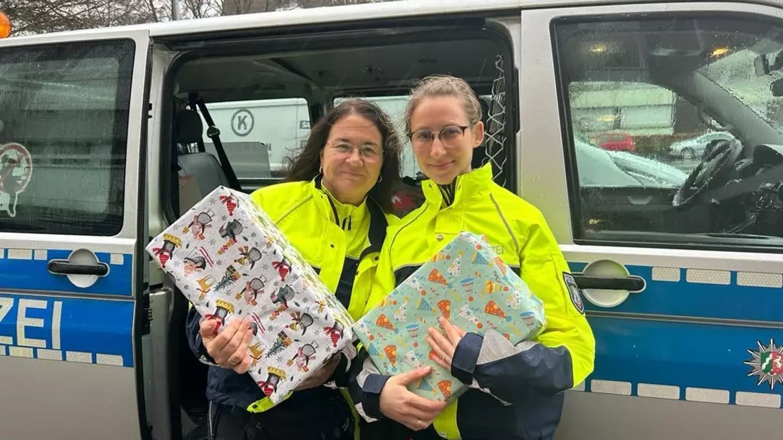 POL-MS: Weihnachtsspendenaktion der Polizei Münster - Über 2400 EUR für die Kinderneurologie des UKM - Bild: presseportal.de