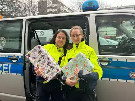 POL-MS: Weihnachtsspendenaktion der Polizei Münster - Über 2400 EUR für die Kinderneurologie des UKM - Foto: presseportal.de