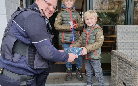 POL-DN: Kreativer Weihnachtszauber: Beim Malwettbewerb der Polizei Düren gab es nur Gewinner - Foto: presseportal.de