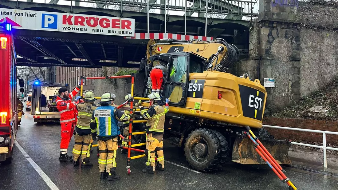 FW-E: Bagger kollidiert mit Brücke - eine schwerverletzte Person - Bild: presseportal.de