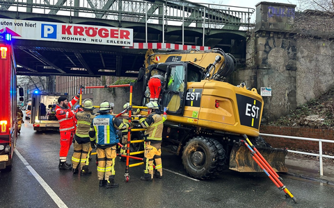 FW-E: Bagger kollidiert mit Brücke - eine schwerverletzte Person - Foto: presseportal.de