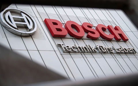 Der Stuttgarter Technologiekonzern Bosch schraubt seinen Optimismus für die kommenden zwei Jahre zurück - und verschiebt sein Renditeziel. - Foto: Marijan Murat/dpa
