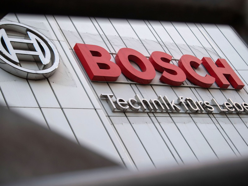 Der Stuttgarter Technologiekonzern Bosch schraubt seinen Optimismus für die kommenden zwei Jahre zurück - und verschiebt sein Renditeziel. - Foto: Marijan Murat/dpa