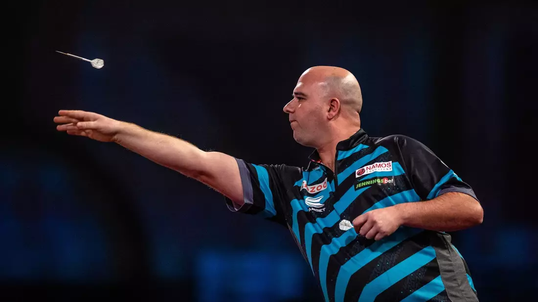 Setzte sich mit 3:0 gegen Thibault Tricole durch: Ex-Weltmeister Rob Cross. - Bild: Steven Paston/PA Wire/dpa/Archivbild