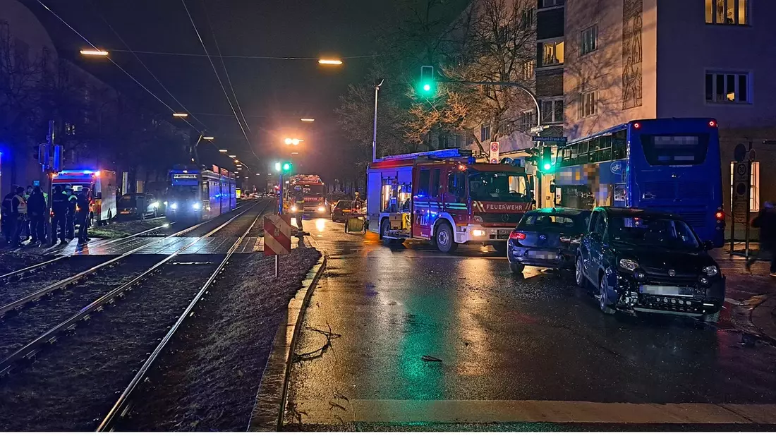 FW-M: Bus prallt gegen Hauswand (Schwabing) - Bild: presseportal.de