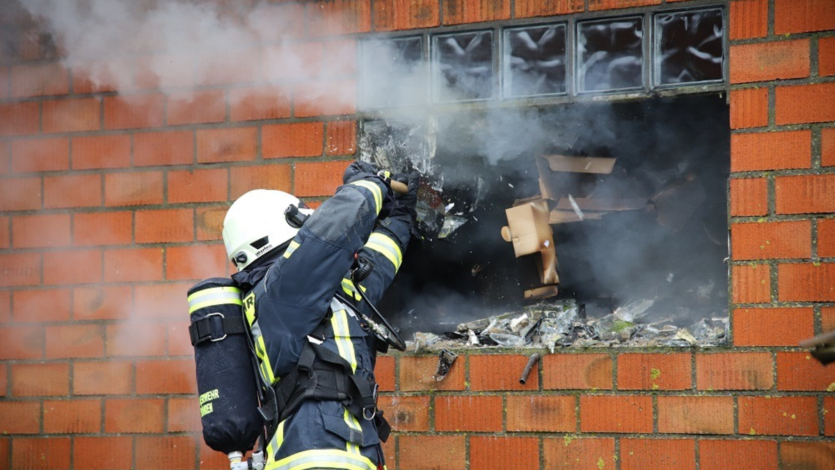 FW-SE: Feuer zerstört Lagerhalle - Foto: presseportal.de
