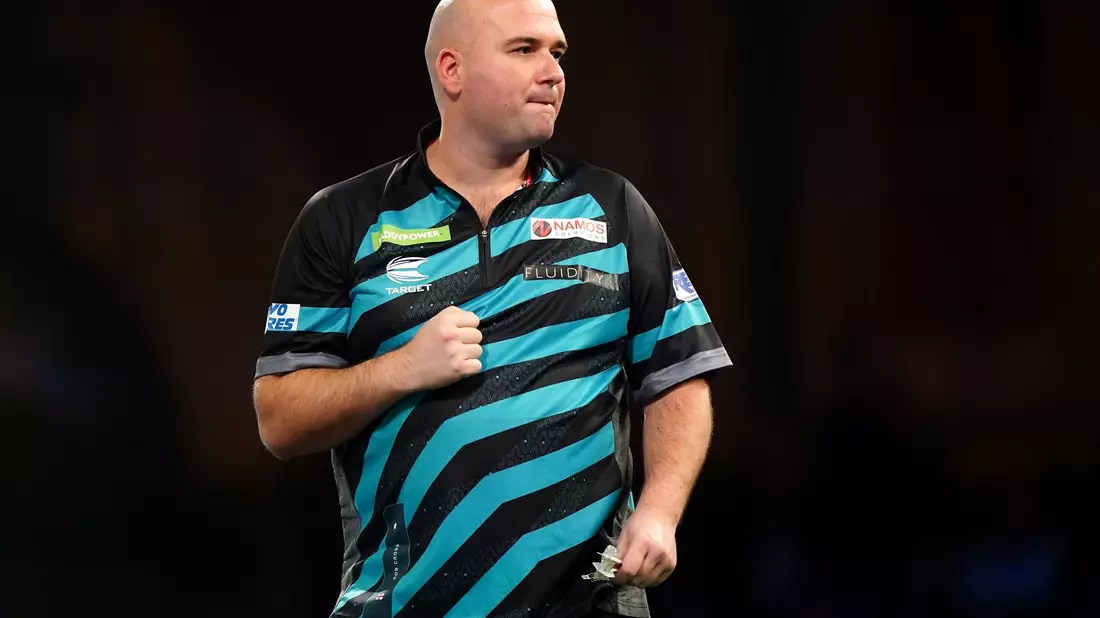 Rob Cross (l) siegte souverän gegen Jonny Clayton. - Bild: Zac Goodwin/PA Wire/dpa