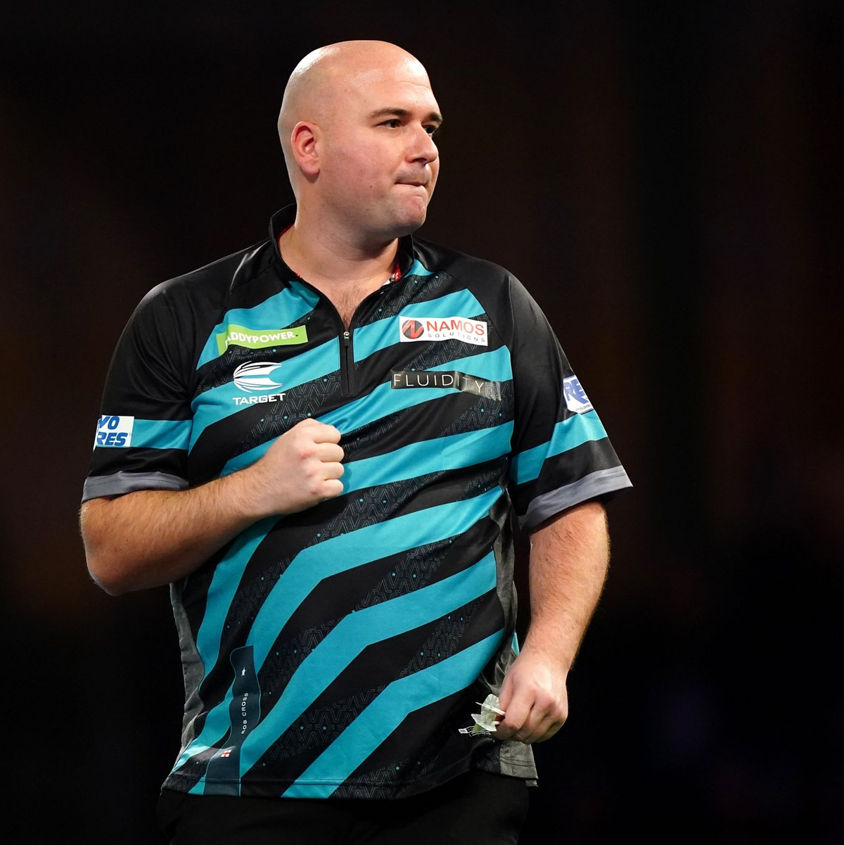 Rob Cross (l) siegte souverän gegen Jonny Clayton. - Foto: Zac Goodwin/PA Wire/dpa