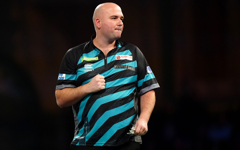 Rob Cross (l) siegte souverän gegen Jonny Clayton. - Foto: Zac Goodwin/PA Wire/dpa