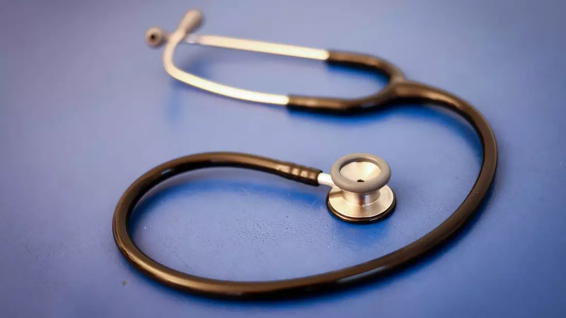 Aus Protest gegen die Gesundheitspolitik will der Virchowbund der niedergelassenen Ärztinnen und Ärzte zwischen dem 27. und 29. Dezember Tausende Praxen geschlossen lassen. - Bild: Christian Charisius/dpa